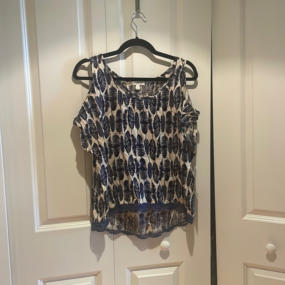 Love Fire Cold Shoulder Feather Print, Blue Top. NWT, Medium.